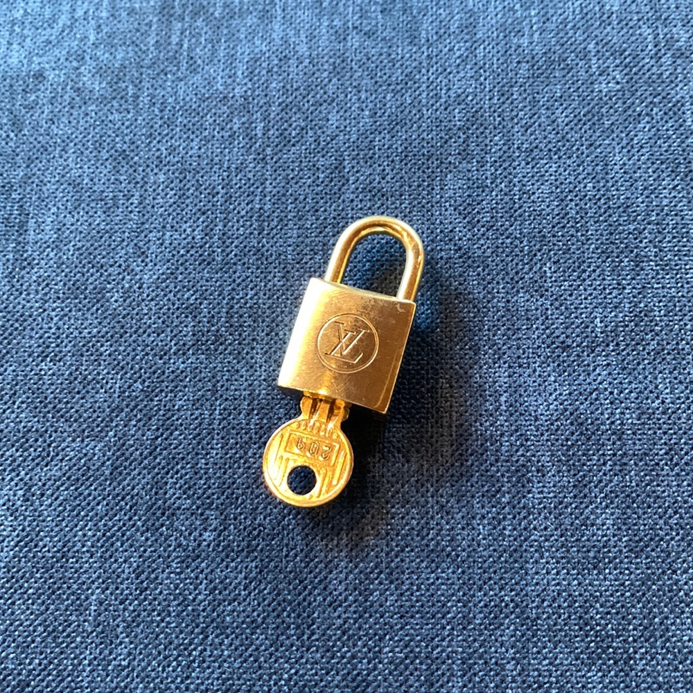 Louis Vuitton key and lock #209